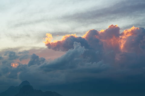 nube, dramático, rojo, nubes, aire, cielo, naturaleza, atmósfera, tormenta, puesta de sol, natural, solar, horizonte, Por la tarde, fondo, atmosférico, clima, nube - cielo, belleza en la naturaleza, paisajes - naturaleza, tranquilidad, escena tranquila, idílico, nadie, color naranja, escena no urbana, vista de ángulo bajo, al aire libre, cielo dramático, montaña, paisaje de nubes, día, ambiente, 5K, CC0, dominio público, libre de derechos