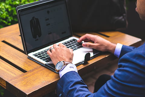 uomo, utilizzando, macbook, professionista, uomo d'affari, scrivania, nomade digitale, il computer portatile, Macbook Pro, lavoro a distanza, lavoro, orologio da polso, tecnologia, computer, comunicazione, tecnologia wireless, mano umana, connessione, usando il portatile, mano, uomini, tavolo, parte del corpo umano, adulto, attività commerciale, persone, in casa, digitando, navigare in rete, 5K, CC0, dominio pubblico, privo di copyright