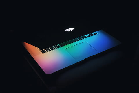 MacBook, tecnologia, fons negre, comunicació, tecnologia sense fils, connexió, cap gent, tir de l'estudi, negocis, fosc, a l'interior, còpia espai, tridimensional, color negre, blau, disseny, negoci corporatiu, ciència, guió occidental, equipament, comunicacions globals, 5K, CC0, domini públic, lliure de regalies