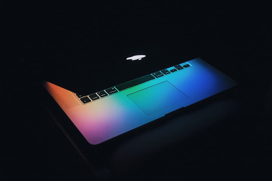 MacBook, tecnologia, fons negre, comunicació, tecnologia sense fils, connexió, cap gent, tir de l'estudi, negocis, fosc, a l'interior, còpia espai, tridimensional, color negre, blau, disseny, negoci corporatiu, ciència, guió occidental, equipament, comunicacions globals, 5K