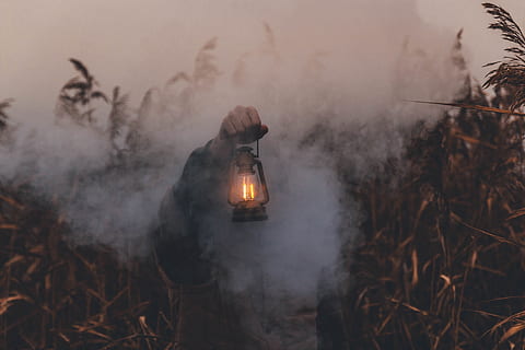 person, bedrift, petroleum lanterne, dagslys, miljø, ild, flamme, græs, hånd, lampe, landskab, røg - fysisk struktur, natur, belyst, brænding, tåge, varme - temperatur, udendørs, belysningsudstyr, plante, ingen mennesker, nat, forurening, brand - naturligt fænomen, træ, 5K, CC0, offentligt domæne, royaltyfrie