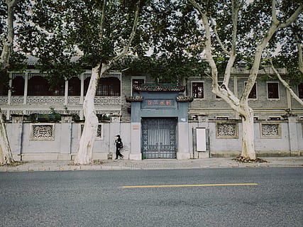 dona, caminar, al costat, porta de la casa, persona, porta, antic, sincera, vorera, vora del camí, entrada, sortir, tancat, privat, edifici, carrer, ciutat, Xina, arbre, Hangzhou, arquitectura, carretera, estructura construïda, exterior de l'edifici, text, dia, planta, signe, una persona, transport, persones reals, homes, símbol, comunicació, a l'aire lliure, estils de vida, 4K, CC0, domini públic, lliure de regalies