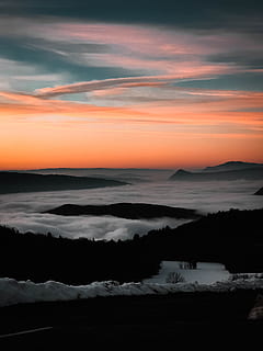 Foto, Berg, Nebel, Dämmerung, Sonnenuntergang, Abend, Wolkengebilde, Wolke, Himmel, Orange, Wald, Silhouette, Schnee, Winter, Tal, draussen, Wanderung, Aussicht, Ausflug, Straße, locke, Natur, Landschaft, szenen, draußen, Schönheit in der Natur, Sonnenaufgang - Morgendämmerung, Morgen, Meer, wolke - himmel, keine Leute, ruhige Szene, Eis, kalte Temperatur, Blau, Wasser, Wetter, orange Farbe, Hügel, Nicht-städtische Szene, Farbbild, Sonnenlicht, Island, dunkel, 4K, CC0, gemeinfrei, lizenzfrei