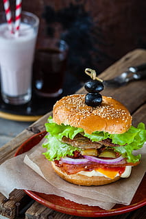 primer pla, servit, menjar, taula, aperitiu, vedella, pa, bun, hamburguesa, formatge, deliciós, menjar ràpid, gastronomia, gourmet, enciam, dinar, olives, placa, restaurant, amanida, aperitius, saborós, menjar i beguda, llest per menjar, entrepà, frescor, menjar poc saludable, vegetals, carn, a l'interior, material de fusta, centrar-se en primer pla, cap gent, vidre, temptació, treureu menjar, berenar, 4K, CC0, domini públic, lliure de regalies