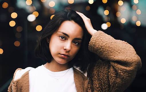 wanita mengangkat tangan, orang, potret, menghadapi, string light, jaket, menyentuh kepala, hiperrealisme, bokeh, gelap, merapatkan, wanita, gadis, muda, rambut hitam, serius, cahaya, kota, perempuan, malam, anak muda, orang-orang, satu orang, hari Natal, dewasa, musim dingin, wanita muda, keindahan, gaya hidup, dalam ruangan, mencari, kebahagiaan, indah, satu perempuan saja, tersenyum, rambut coklat, mode, riang, hanya satu wanita muda, diterangi, imut, lampu Natal, menyalin ruang, tidak fokus, orang-orang cantik, pakaian kasual, hanya untuk orang dewasa, memegang, melihat kamera, peralatan penerangan, model fesyen, perayaan, keanggunan, hanya wanita, orang sungguhan, wajah manusia, kedudukan, 5K, CC0, domain publik, bebas royalti