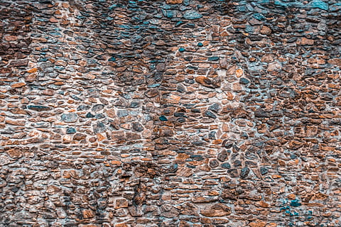 braune Steinmauer, Vollbild, Hintergründe, Muster, keine Leute, texturiert, Wandbau - Funktion, die Architektur, gebaute Struktur, mehrfarbig, Nahansicht, Tag, Wand, draußen, Bodenbelag, solide, Fliese, Rau, Kunst und Handwerk, Kreativität, Fliesenboden, 5K, CC0, gemeinfrei, lizenzfrei