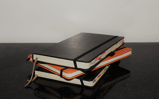 cărți, notebook-uri, jurnal, cunoştinţe, educaţie, notițe, în interior, nici o persoana, natură moartă, carte, publicare, spațiu copie, vedere în unghi mare, masa, grămadă, studio shot, fundal alb, lemn - material, a închide, montare pe perete, culoare neagră, gri, absență, scaun, literatură, 4K, CC0, domeniu public, fără drepturi de autor