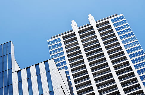 Japó, tokyo, arquitectura, blau, urbà, edificis, estructura construïda, ciutat, exterior de l'edifici, exterior d’edifici d’oficines, edifici, modern, oficina, cel, cap gent, negocis, gratacels, naturalesa, finestra, cel clar, Finances, vidre - material, negoci corporatiu, patró, concret, aliatge, acer, 5K, CC0, domini públic, lliure de regalies
