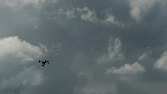 drone, vol, aèria, núvol, tempesta, dji, inspirar, núvol - cel, cel, volant, vista d’angle baix, a l'aire, manera de transport, vehicle aeri, transport, avió, cap gent, naturalesa, moviment, silueta, dia, viatjar, a l'aire lliure, bellesa a la natura, viatge, indústria aeroespacial, 4K, CC0, domini públic, lliure de regalies