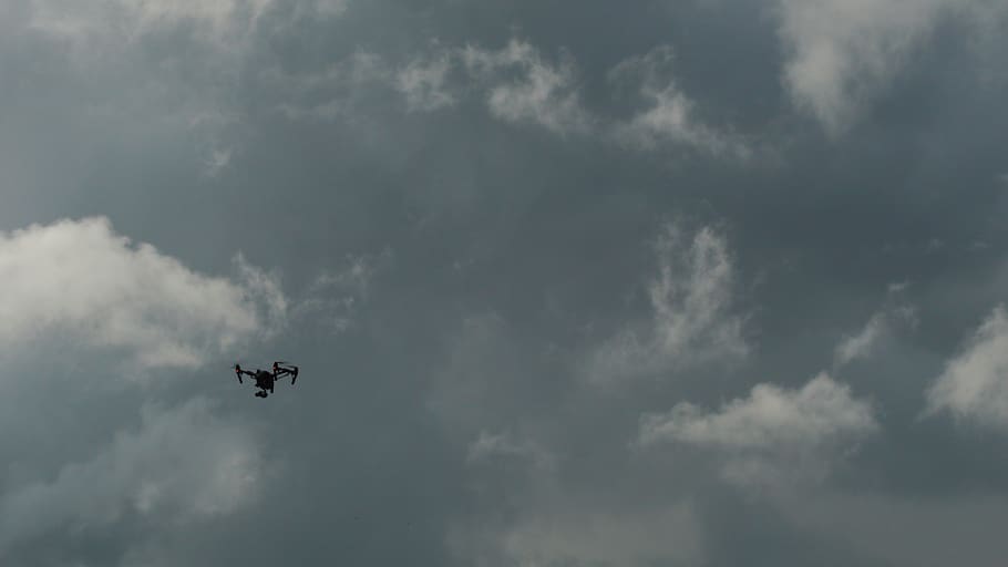 drone, vol, aèria, núvol, tempesta, dji, inspirar, núvol - cel, cel, volant, vista d’angle baix, a l'aire, manera de transport, vehicle aeri, transport, avió, cap gent, naturalesa, moviment, silueta, dia, viatjar, a l'aire lliure, bellesa a la natura, viatge, indústria aeroespacial, 4K