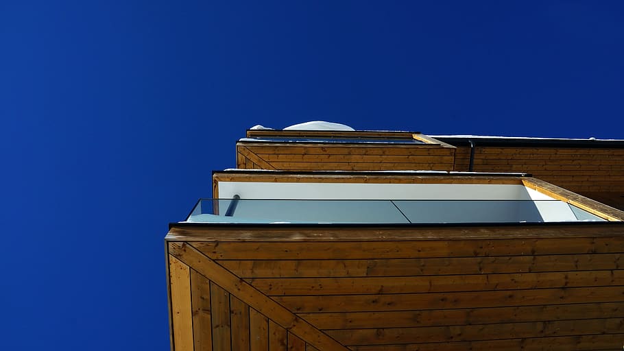 Austràlia, schladming, estructura construïda, blau, vista d’angle baix, arquitectura, exterior de l'edifici, cel, cel clar, cap gent, edifici, naturalesa, dia, material de fusta, a l'aire lliure, finestra, llum solar, funció de construcció de parets, còpia espai, barri residencial, casa, ciutat, 5K