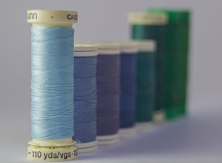 wątki, zabarwienie, rząd, kolejka, szycie, materiały, pastel, niebieski, Zielony, bokeh, nadal, wewnątrz, zbliżenie, studio strzał, żadnych ludzi, martwa natura, finanse, biznes, stos, z rzędu, szpula, stół, grupa obiektów, finanse przedsiębiorstw i przemysł, szary, duża grupa obiektów, metal, wątek, Grupa, przemysł, gospodarka, 4K, CC0, domena publiczna, darmowe zdjęcia