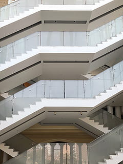 estructura de l'edifici blanc, barana, escala, vidre, edifici, arquitectura, patró, repetició, balcó, repetitiu, estructura, strairs, arquitectònic, espai blanc, gris, escales, promontori, espiral, estructura construïda, vista d’angle baix, a l'interior, cap gent, dia, sostre, llum solar, Color blanc, característica arquitectònica, vidre - material, finestra, modern, naturalesa, columna arquitectònica, 2K, CC0, domini públic, lliure de regalies