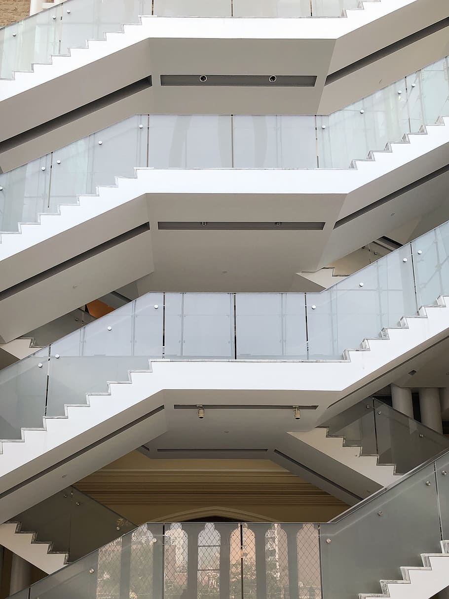 estructura de l'edifici blanc, barana, escala, vidre, edifici, arquitectura, patró, repetició, balcó, repetitiu, estructura, strairs, arquitectònic, espai blanc, gris, escales, promontori, espiral, estructura construïda, vista d’angle baix, a l'interior, cap gent, dia, sostre, llum solar, Color blanc, característica arquitectònica, vidre - material, finestra, modern, naturalesa, columna arquitectònica, 2K