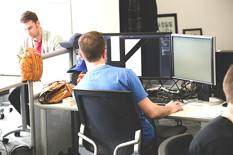 start op, notebooks, kreativ, computer, Selskab, bærbare computere, Skærm, Silicon Valley, moderne, hjemmekontor, kontor, photoshop, grafisk design, desktop, monitorer, teknologi, skrivebord, arbejder, mennesker, herrer, desktop pc, computerudstyr, computerskærm, rigtige mennesker, sidder, indendørs, forretning, to personer, voksen, forbindelse, hanner, bord, tre kvart længde, stol, bruger computer, 5K, CC0, offentligt domæne, royaltyfrie