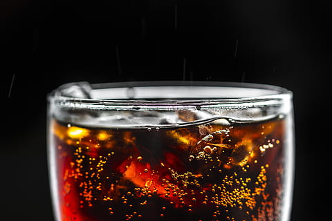 bakgrunn, drikke, svart bakgrunn, boble, koffein, kullsyre, kullsyreholdig drikke, kullsyrevann, nærbilde, cola, kald, kald drikke, dehydrering, drikkevann, bruse, musserende, flavored, smaks, fersk, friskhet, glass, is, isterning, væske, drikkeglass, forfriskning, husholdningsutstyr, mat og Drikke, alkohol, innendørs, kaldtemperatur, studio skudd, ingen folk, glass - materiale, soda, enkelt objekt, gjennomsiktig, 5K, CC0, offentlig domene, opphavsrett gratis