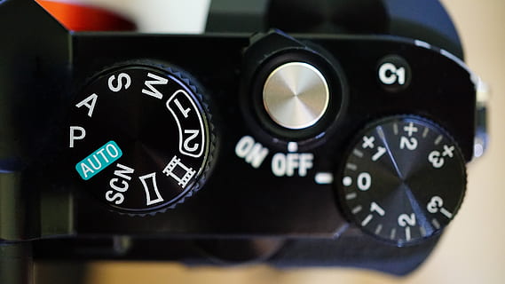 dispositivo eléctrico negro, cámara, controlar, dispositivo, electrónica, equipo, adentro, instrumento, números, portátil, cambiar, tecnología, número, de cerca, hora, reloj, nadie, foto de estudio, velocidad, circulo, comunicación, solo objeto, reloj de pulsera, enfoque selectivo, forma geometrica, de color negro, modo de transporte, centrarse en primer plano, despertador, interior del vehículo, minutero, la cara del reloj, 5K, CC0, dominio público, libre de derechos