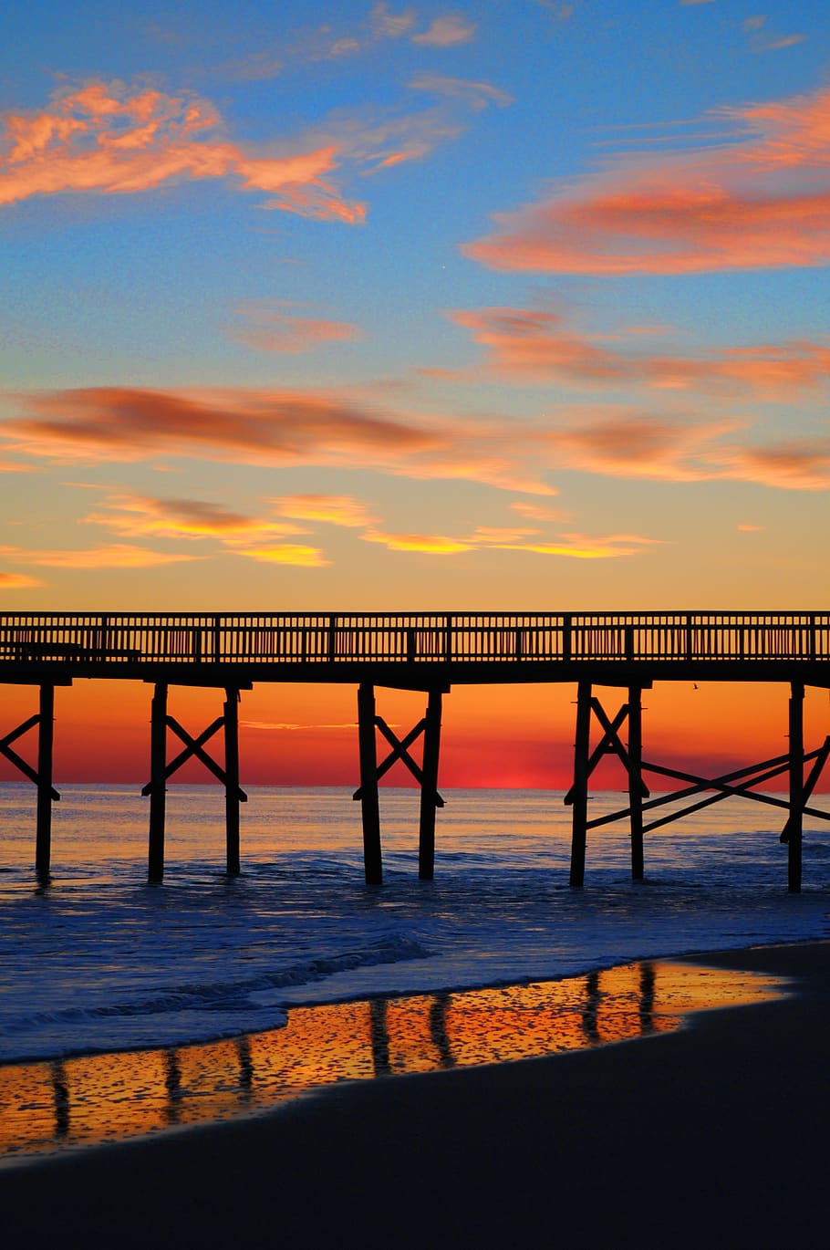 strand dock, gylden, time, strand, bro, skyer, daggry, dok, landskab, natur, ocean, mole, afspejling, sand, hav, marinemaleri, kysten, himmel, sommer, vand, solnedgang, bygget struktur, sky - himmel, orange farve, forbindelse, arkitektur, bro - menneskeskabt struktur, skønhed i naturen, scenics - natur, transportmidler, silhuet, ingen mennesker, ro, rolig scene, udendørs, arkitektoniske kolonne, 4K