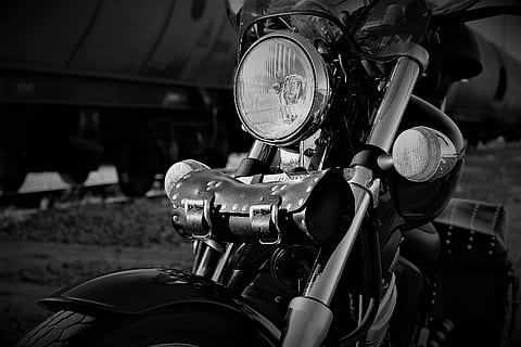 motor, honda, honda shadow, shadow 750, moto, transport, manera de transport, vehicle terrestre, centrar-se en primer pla, estacionari, faro, dia, primer pla, metall, casc, cap gent, manillar, aparcament, scooter, viatjar, ciutat, a l'aire lliure, estil retro, crom, cuir, 5K, CC0, domini públic, lliure de regalies