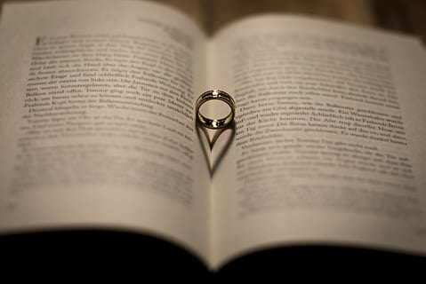 selektiv, fokus fotografie, silberfarbener Ring, geöffnet, Lehrbuch, verwischen, Kapitel, Nahansicht, dokumentieren, Bildung, Fokus, Herz, Wissen, Bibliothek, Literatur, heiraten, Roman, Seite, lesen, Ring, Schrift, Schatten, Testament, Hochzeitsring, Veröffentlichung, Buch, öffnen, Liebe, selektiver Fokus, Schmuck, keine Leute, Text, Stillleben, drinnen, Herzform, positive Emotionen, Papier-, Hochzeit, Feier, Emotion, 1080P, CC0, gemeinfrei, lizenzfrei