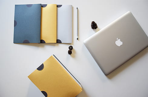 meja tulis, komputer, map, portabel, kantor, bisnis, teknologi, buku catatan, kerja, meja, pena, workstation, maket, macbook, digital, modern, perencanaan, Latar Belakang, waktu, perusahaan, pemasaran, komunikasi, hobi, dekorasi, kertas, kuning, dalam ruangan, tidak ada orang, publikasi, tampilan sudut tinggi, Book, masih hidup, persediaan kantor, pensil, catatan perekat, catatan, warna putih, kosong, halaman, dokumen, pulpen, 5K, CC0, domain publik, bebas royalti