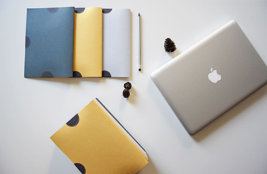 skrivebord, computer, folder, transportabel, kontor, forretning, teknologi, notesbog, arbejde, bord, pen, arbejdsstation, mockup, macbook, digital, moderne, planlægning, baggrund, tid, Selskab, markedsføring, meddelelse, hobbyer, dekoration, indretning, papir, gul, indendørs, ingen mennesker, offentliggørelse, høj vinkel visning, Bestil, stilleben, Kontorforsyning, blyant, selvklæbende notat, Bemærk, hvid farve, blank, side, dokument, note pad, fyldepen, 5K