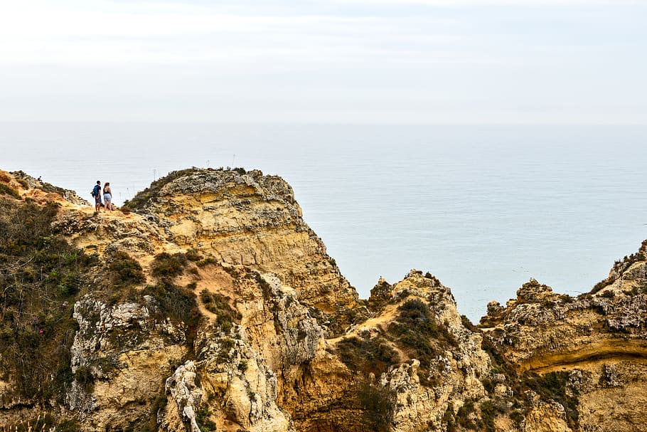 persona, in piedi, montagna, prospiciente, corpo, acqua, scogliera, bordo della scogliera, scogliere, coppia, luce del giorno, ambiente, erosione, formazione geologica, geologia, ragazza, paesaggio, uomo, natura, persone, formazione rocciosa, rocce, roccioso, scenario, panoramico, vista, cielo, pietre, donna, roccia, roccia - oggetto, bellezza nella natura, solido, mare, persone reali, scenics - natura, attività di svago, stili di vita, terra, la tranquillità, giorno, scena tranquilla, due persone, orizzonte sull'acqua, all'aperto, 5K