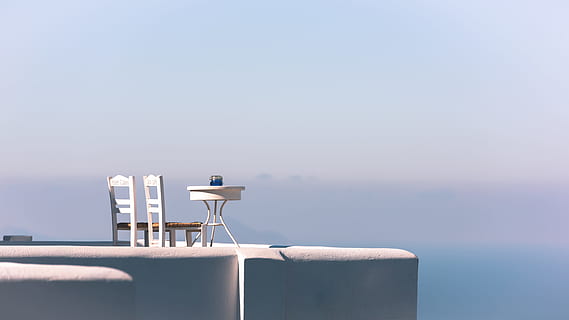 il giro, bianca, di legno, tavolo, Due, sedie a schienale alto, sedia, luce del sole, ombra, costruzione, bordo, vista, estate, colore, cielo, blu, sognare, rilassare, vita, silenzioso, dom, paesaggio marino, pacificamente, nessuno, mobilia, all'aperto, in casa, moderno, spazio, santorini, 5K, CC0, dominio pubblico, privo di copyright
