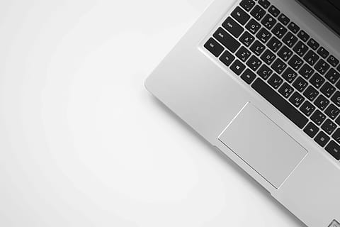 macbook, pro, alb, suprafaţă, laptop, calculator, Electronică, PC, gri, hardware-, tastatură, tastatura, hardware-ul computerului, telefon mobil, telefon, consolă, text, tehnologie, comunicare, conexiune, fundal alb, în interior, culoare alba, tehnologia fără fir, spațiu copie, echipamente de calcul, vedere în unghi mare, nici o persoana, a închide, natură moartă, dispozitiv portabil de informații, masa, studio shot, cheia computerului, gol, 5K, CC0, domeniu public, fără drepturi de autor