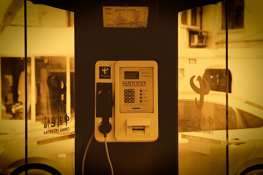 cabina telefonica, elettronica, Telefono, veicolo, mezzi di trasporto, automobile, auto, chiosco, display, tenere sotto controllo, Schermo a cristalli liquidi, schermo, finestra, ATM, macchina, bancomat, tavolo, mobilia, scrivania, tecnologia, comunicazione, ricevitore telefonico, telefono a pagamento, connessione, nessuno, apparecchiature di telecomunicazione, avvicinamento, convenienza, vetro - materiale, in casa, notte, architettura, telefono fisso, riflessione, testo, in stile retrò, tastiera, 5K