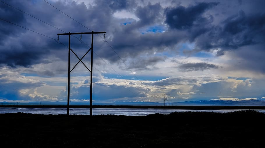 transmission tower, baggrundsbelyst, skyer, elektriske stillinger, miljø, Mark, natur, landdistrikterne, silhuet, himmel, royalty billeder, sky - himmel, vand, scenics - natur, skønhed i naturen, hav, ingen mennesker, jord, elektricitet, blå, rolig scene, horisont, ro, strand, udendørs, teknologi, kabel, Strømforsyning, magt i naturen, 4K