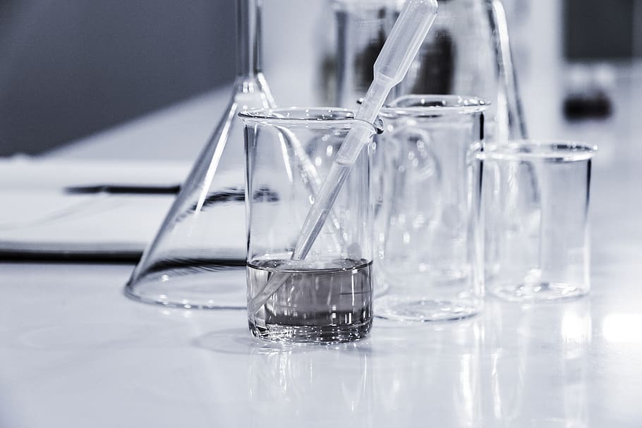 tres, clar, vasos, col · locat, taula, vidre, laboratori, ciència, ampolla, borrós, mesurar, bokeh, blanc, farmàcia, química, begudes, beure, aigua, recerca, precisió, transparent, buit, labo, dosi, a l'interior, primer pla, copa, equipament per a la llar, cap gent, vidre - material, centrar-se en primer pla, menjar i beguda, tir de l'estudi, grup d'objectes, natura morta, reflexió, naturalesa, refresc, vaixella, 5K