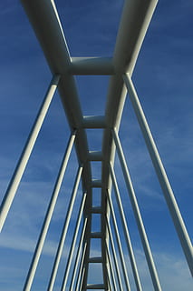 Brücke, cáceres, Himmel, Weiß, Blau, die Architektur, Flachwinkelansicht, gebaute Struktur, Metall, Tag, keine Leute, Natur, Muster, draußen, klarer Himmel, Meer, Sonnenlicht, Leiter, Wasser, Verbindung, abnehmende Perspektive, direkt darunter, 5K, CC0, gemeinfrei, lizenzfrei