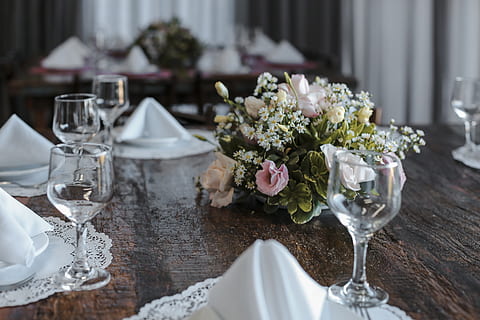 wijnglazen, houten, tafel, middelpunt, dining, elegant, bestek, bloemen, servet, tafel opstelling, tafelgerei, glas, bloem, bloeiende plant, plaatsbepaling, fabriek, arrangement, huishoudspullen, natuur, omgeving, versheid, bloemstuk, drinkglas, wijnglas, binnenshuis, huwelijk, viering, geen mensen, vaas, decoratie, boeket, bloemhoofd, 5K, CC0, publiek domein, royaltyvrij
