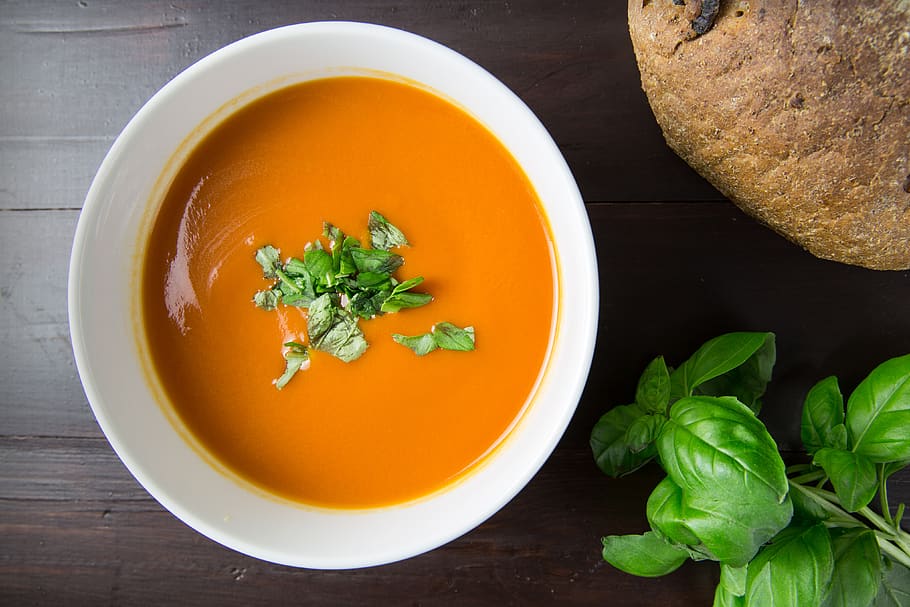 marró, sopa, blanc, ceràmica, bol, aperitiu, pa, deliciós, sopar, epicure, menjar, salut, saludable, herbes, casolà, calenta, dinar, nutrició, saborós, vegetals, cordialment, menjar i beguda, alimentació saludable, frescor, benestar, directament a sobre, color taronja, a l'interior, llest per menjar, material de fusta, taula, vista d’angle alt, full, part de la planta, herba, cap gent, Sopa de verdures, menjar vegetarià, bol de sopa, decorar, vaixella, mash - food state, 4K