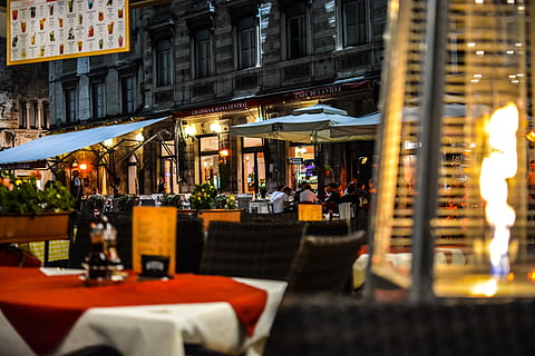 split croatia, bar, sera, notte, vita notturna, fiamma, riscaldatore, calore, romantico, ristorante, caffè del marciapiede, all'aperto, cenare, pasto, cena, viaggio, Hotel, tavolo, servizio, lusso, pubblico, luce, rilassare, Europa, europeo, Croazia, vacanza, esterno dell'edificio, architettura, città, struttura costruita, illuminato, attività commerciale, strada, persone accessorie, posto a sedere, costruzione, sedia, finestra, memorizzare, vita di città, 5K, CC0, dominio pubblico, privo di copyright