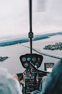 tachimetro del veicolo nero, cielo, veicolo aereo, aereo, cabina di pilotaggio, mano umana, interno del veicolo, mano, controllo, persone reali, viaggio, modo di trasporto, mezzi di trasporto, parte del corpo umano, una persona, nuvola - cielo, natura, acqua, parabrezza, vetro - materiale, giorno, all'aperto, dito, 5K, CC0, dominio pubblico, privo di copyright
