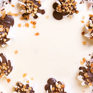assar, bolo, doces, creme, crosta, Bolinho, laticínios, sobremesa, dieta, jantar, bebida, engorda, Comida, isolado, refeição, ninguém, pastelaria, torta, lanche, doce, branco, gostoso, comida e bebida, ainda vida, dentro de casa, frescura, comida doce, visão de alto ângulo, bem-estar, noz, grande grupo de objetos, diretamente acima, indulgência, porca - comida, mesa, fechar-se, Alimentação saudável, tentação, tiro do estúdio, forma de estrela, 1080P, CC0, domínio público, royalty free