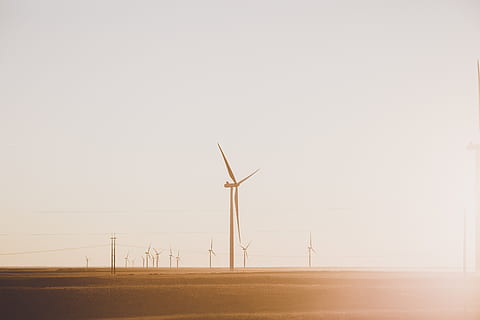 Windkraftanlagen, grau, Himmel, erneuerbare Energie, Kraftstoff- und Stromerzeugung, Windkraft, Turbine, Windkraftanlage, Umweltschutz, Umgebung, alternative Energie, Natur, Landschaft, Technologie, Feld, Land, kopieren sie platz, ländliche Szene, Schönheit in der Natur, draußen, keine Leute, klarer Himmel, nachhaltige ressourcen, Netzteil, Kraft in der Natur, 5K, CC0, gemeinfrei, lizenzfrei