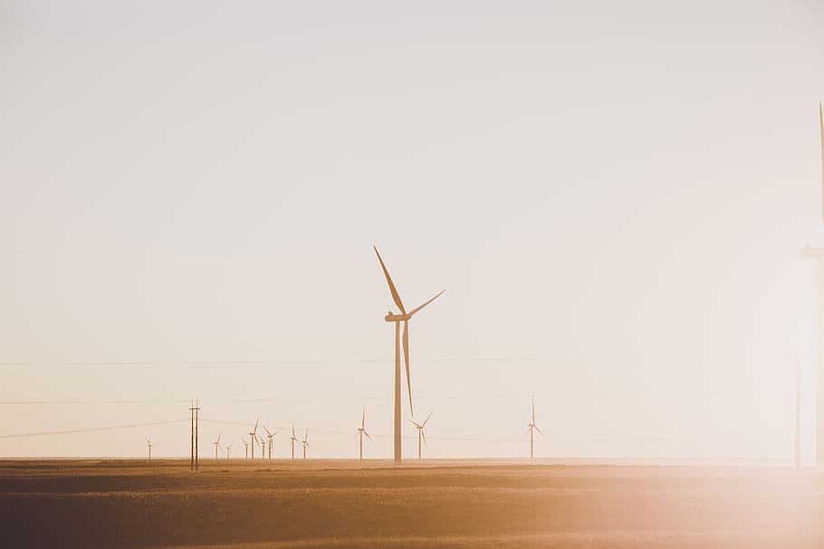 Windkraftanlagen, grau, Himmel, erneuerbare Energie, Kraftstoff- und Stromerzeugung, Windkraft, Turbine, Windkraftanlage, Umweltschutz, Umgebung, alternative Energie, Natur, Landschaft, Technologie, Feld, Land, kopieren sie platz, ländliche Szene, Schönheit in der Natur, draußen, keine Leute, klarer Himmel, nachhaltige ressourcen, Netzteil, Kraft in der Natur, 5K