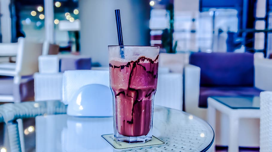 bord, drikke, glas, milkshake, kold, sød, mælk, drik, mad, forfriskning, chokolade, yoghurt, cremet, sukker, is, fokus på forgrunden, indendørs, tæt på, mad og drikke, drikkeglas, ingen mennesker, belyst, husholdningsudstyr, friskhed, strå, beholder, lys, sugerør, gennemsigtig, restaurant, luksus, 4K