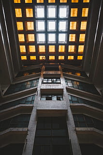 edificio in cemento marrone, finestra, architettura, costruzione, lucernario, corrimano, ringhiera, corridoio, edificio per uffici, Home decor, terrazza, pavimento, scala, pergola, veranda, arcuato, arco, soffitto a volta, otturatore, tenda, pavimentazione, struttura costruita, Inquadratura dal basso, modello, esterno dell'edificio, nessuno, vetro - materiale, giorno, legno - materiale, all'aperto, natura, design, quartiere residenziale, fotogramma intero, trasparente, soffitto, bicchiere, appartamento, direttamente sotto, 5K, CC0, dominio pubblico, privo di copyright