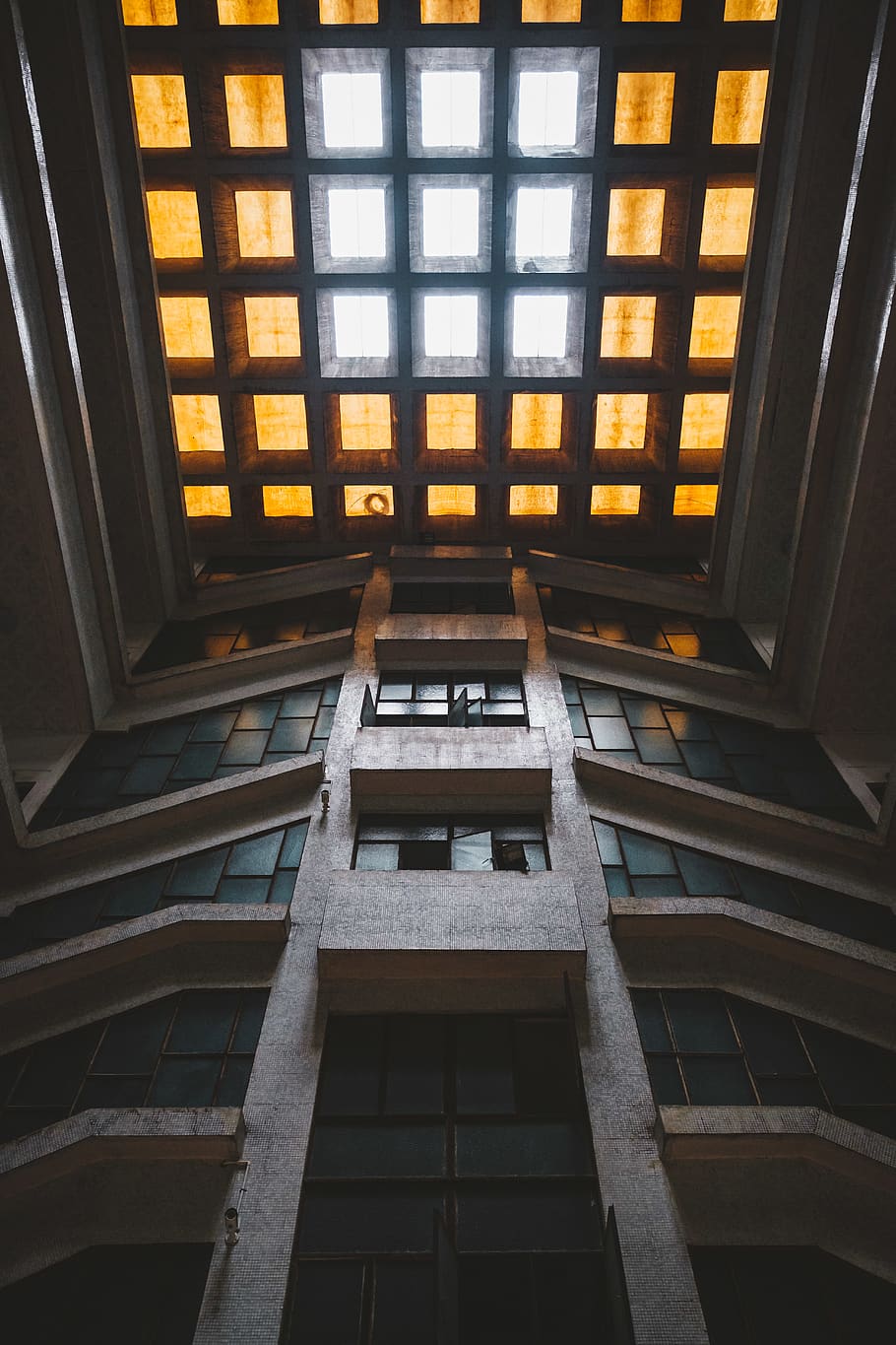 edificio in cemento marrone, finestra, architettura, costruzione, lucernario, corrimano, ringhiera, corridoio, edificio per uffici, Home decor, terrazza, pavimento, scala, pergola, veranda, arcuato, arco, soffitto a volta, otturatore, tenda, pavimentazione, struttura costruita, Inquadratura dal basso, modello, esterno dell'edificio, nessuno, vetro - materiale, giorno, legno - materiale, all'aperto, natura, design, quartiere residenziale, fotogramma intero, trasparente, soffitto, bicchiere, appartamento, direttamente sotto, 5K