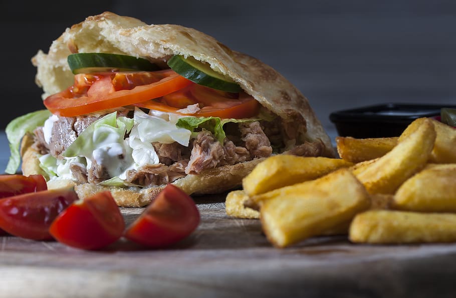 tæt på, måltid, serveret, plade, bøf, brød, mad, foodporn, kød, mad og drikke, fastfood, klar til at spise, grøntsag, usund spisning, sandwich, pommes frites, tomat, kartoffel, forberedt kartoffel, tag mad ud, stegt, indendørs, salat, selektiv fokusering, studio skud, snack, ingen mennesker, sort baggrund, 4K