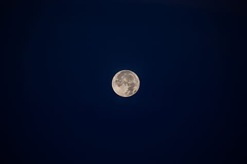 lluna plena, naturalesa, a l'aire lliure, lluna, nit, espai, espai exterior, astronomia, univers, cel, patrick hendry, fons de pantalla, fons, canviant d'humor, llum de la lluna, blau, mar, oceà, aigua, platja, bellesa a la natura, escenics - natura, tranquil·litat, Lluna planetària, escena tranquil·la, cercle, forma geomètrica, forma, cap gent, cel clar, còpia espai, majestuós, vista d’angle baix, fosc, astrologia, espai i astronomia, a dalt, 8K, CC0, domini públic, lliure de regalies