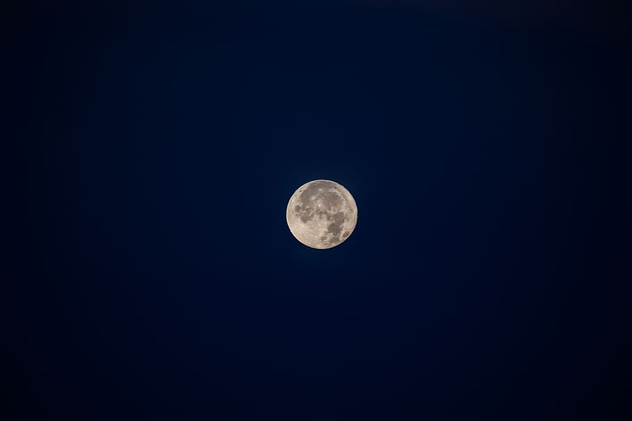 lluna plena, naturalesa, a l'aire lliure, lluna, nit, espai, espai exterior, astronomia, univers, cel, patrick hendry, fons de pantalla, fons, canviant d'humor, llum de la lluna, blau, mar, oceà, aigua, platja, bellesa a la natura, escenics - natura, tranquil·litat, Lluna planetària, escena tranquil·la, cercle, forma geomètrica, forma, cap gent, cel clar, còpia espai, majestuós, vista d’angle baix, fosc, astrologia, espai i astronomia, a dalt, 8K