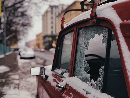 rosso, veicolo, rotto, finestra, natura, tempo metereologico, all'aperto, specchio, capi di abbigliamento, abbigliamento, mezzi di trasporto, specchio per auto, ringhiera, corrimano, pneumatico, ghiaccio, la neve, ruggine, inverno, asfalto, ha parlato, macchina, veicolo terrestre, modo di trasporto, città, veicolo a motore, auto, strada, concentrarsi sulle conoscenze acquisite, temperatura fredda, giorno, architettura, albero, avvicinamento, nessuno, 4K, CC0, dominio pubblico, privo di copyright