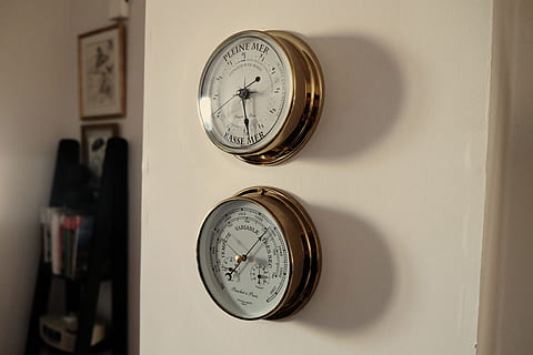 toriografie, navigace, uvnitř, čas, hodiny, přesnost, nikdo, číslo, detail, nástěnný prvek, nástroj času, technologie, geometrický tvar, kruh, antický, domácí interiér, sdělení, stálý život, měřidlo, nástroj měření, tvar, nástěnné hodiny, ciferník, 4K, CC0, veřejná doména, bez autorských práv