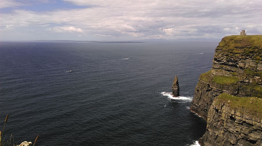 penya-segats, moher, Irlanda, mar, naturalesa, aigua, bellesa a la natura, escenics - natura, núvol - cel, rock, cel, dia, tranquil·litat, escena tranquil·la, rock - object, vista d’angle alt, muntanya, escena no urbana, idíl·lic, sòlid, penya-segat, terra, a l'aire lliure, horitzó sobre l’aigua, 4K