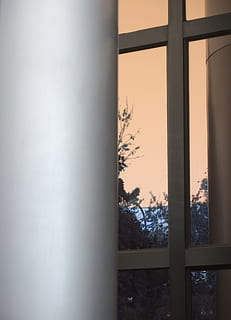 arancia, Linee, costruzione, albero, finestra, in casa, nessuno, tramonto, natura, pianta, vetro - materiale, cielo, giorno, temperatura fredda, inverno, trasparente, la tranquillità, la neve, architettura, copia spazio, telaio della finestra, 4K, CC0, dominio pubblico, privo di copyright
